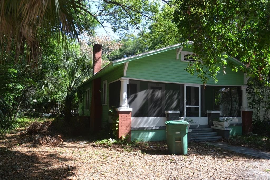 Large side yard, screened patio