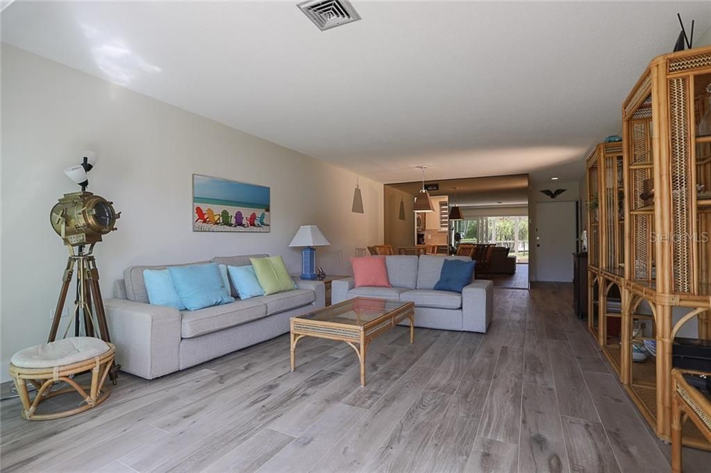 出租: $2,100 (1 贝兹, 1 浴室, 770 平方英尺)