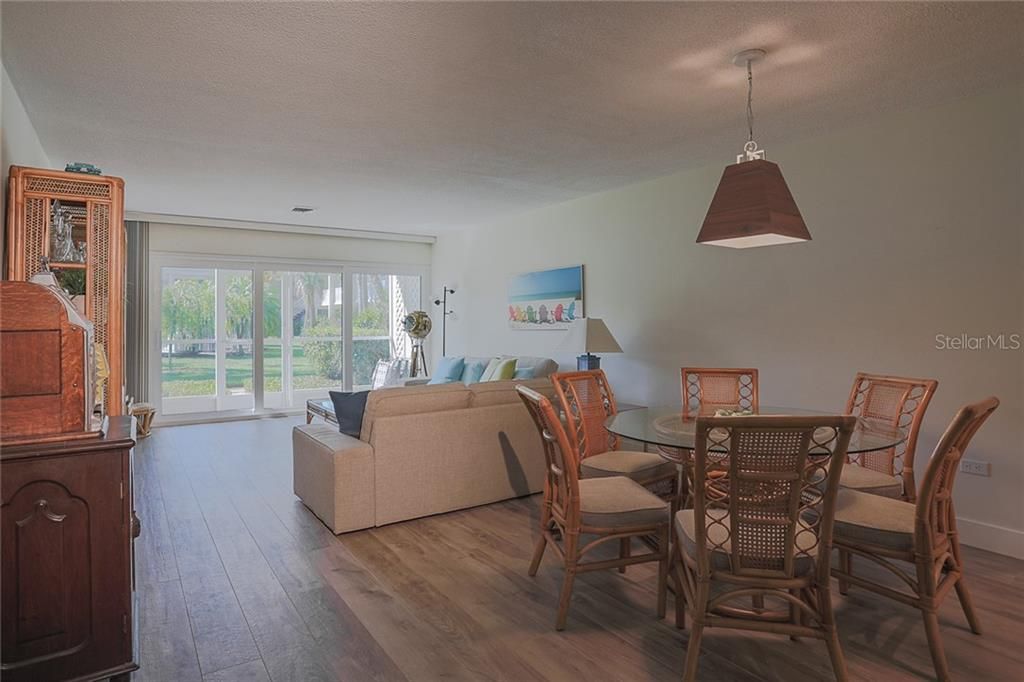 出租: $2,100 (1 贝兹, 1 浴室, 770 平方英尺)