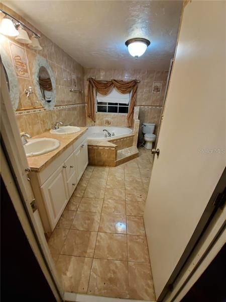 最近售出: $230,000 (3 贝兹, 2 浴室, 3403 平方英尺)