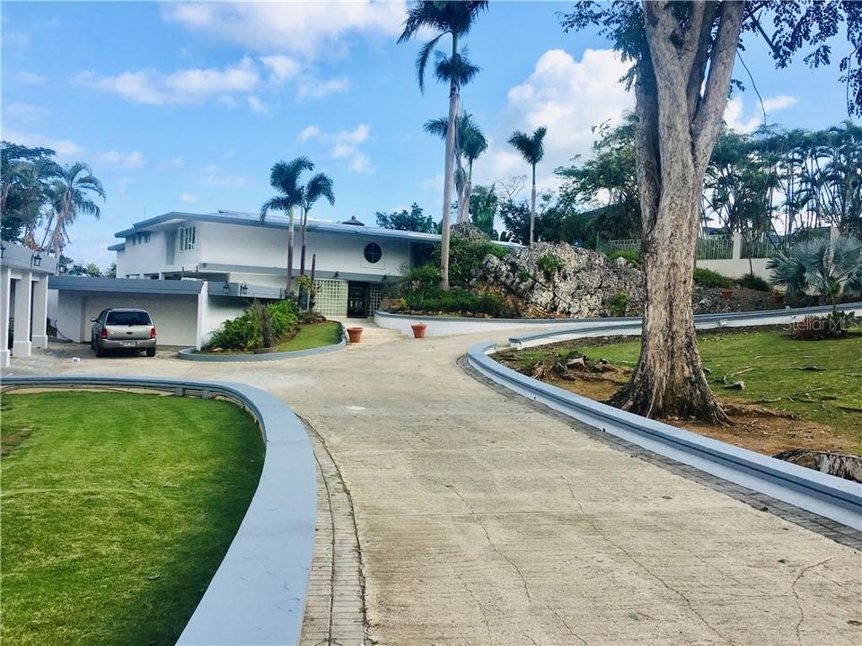 Entrance with circular driveway