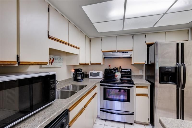 4C Kitchen with Stainless appliances