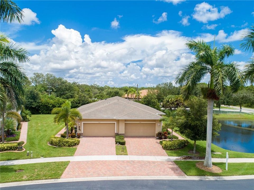 Villa next to lake with Paver driveway
