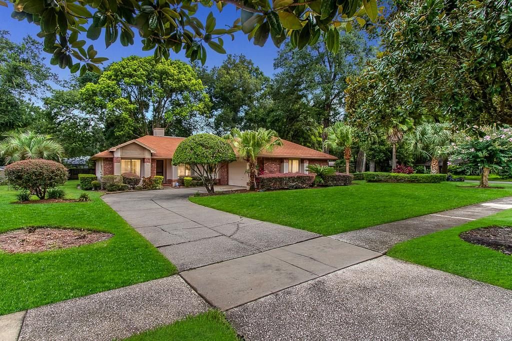 Side walk leads into long curved driveway