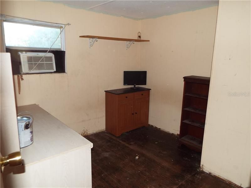 Open office / Bonus room. Can be made into a 2nd bedroom or and office. Ac works and is 4 years old.