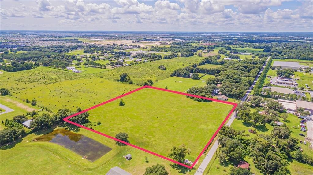 Arial view of a perfect square! That's 660’ of frontage that runs 660’ deep.