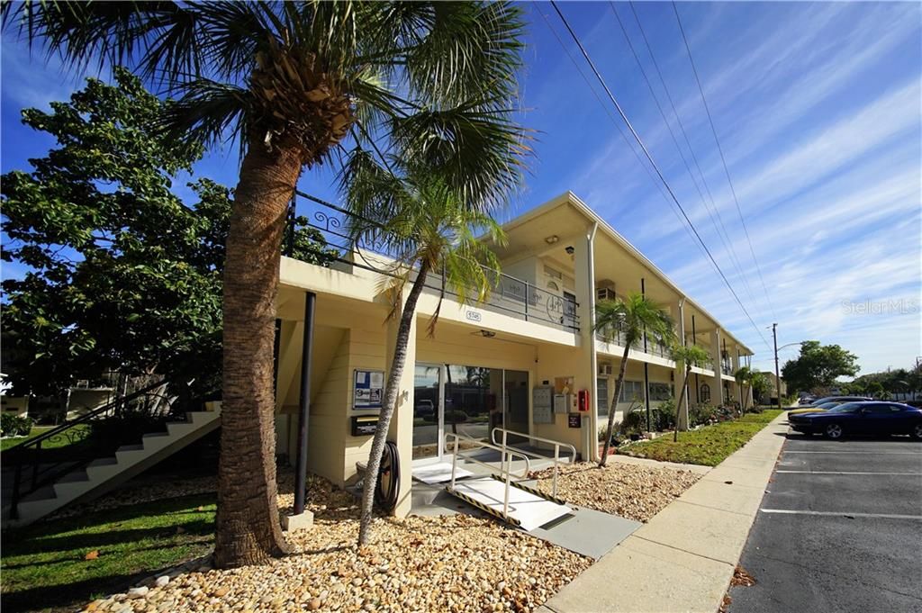 2 bedrooms END UNIT. On this 2 way Avenue, no need to circle around the whole complex like in the most other one-way streets of this complex.