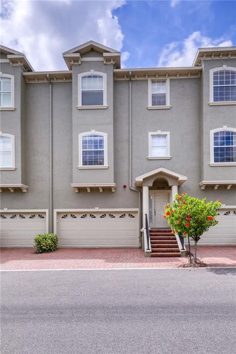 Vendido Recientemente: $319,900 (3 camas, 2 baños, 2400 Pies cuadrados)