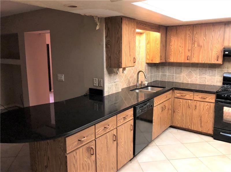 Vendido Recientemente: $313,900 (4 camas, 2 baños, 2089 Pies cuadrados)