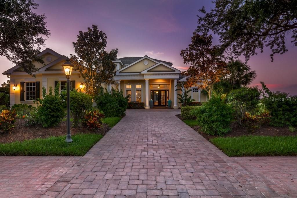 Vendido Recientemente: $897,000 (4 camas, 5 baños, 4250 Pies cuadrados)