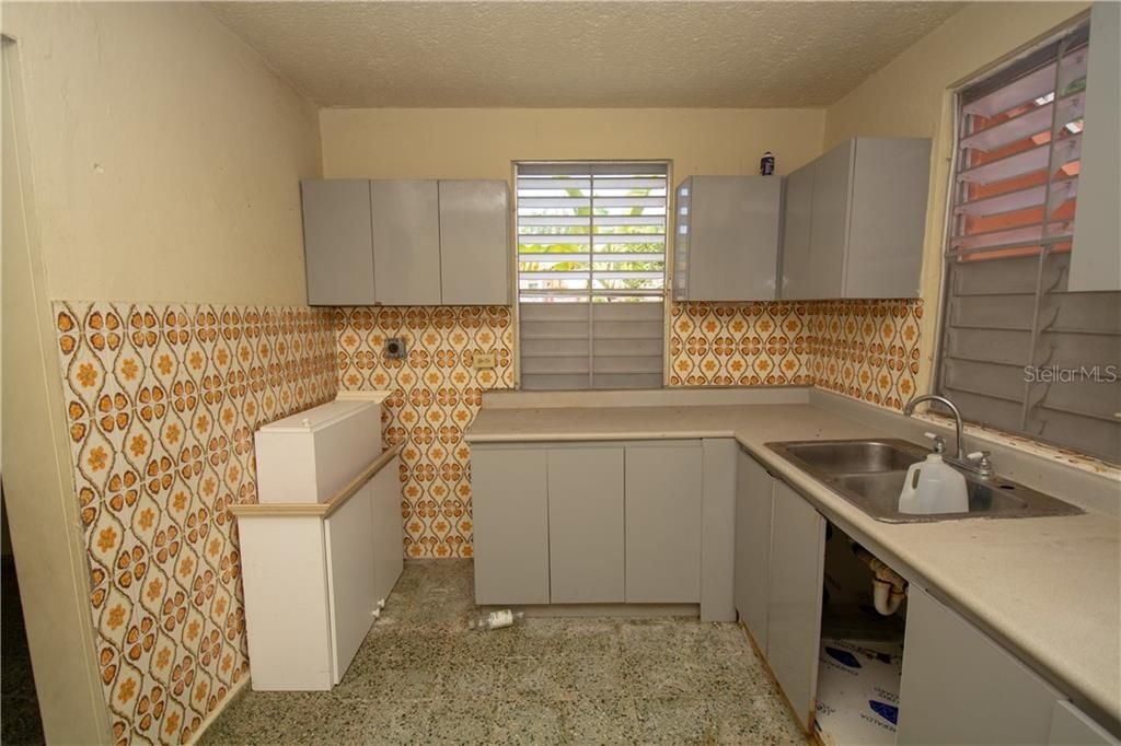 Vendido Recientemente: $110,000 (4 camas, 2 baños, 2853 Pies cuadrados)