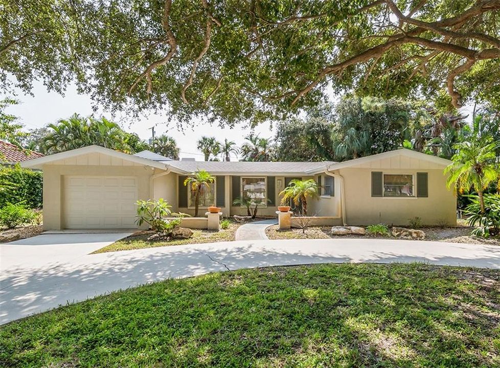 Recently Sold: $585,000 (3 beds, 3 baths, 2414 Square Feet)