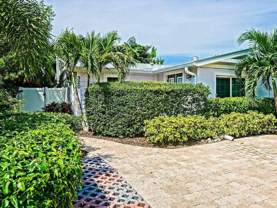 Vendido Recientemente: $695,000 (3 camas, 3 baños, 1116 Pies cuadrados)