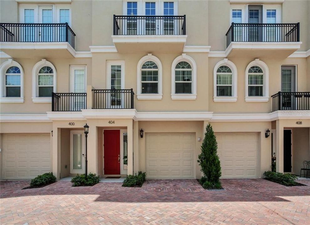 Recently Sold: $940,000 (3 beds, 3 baths, 2180 Square Feet)