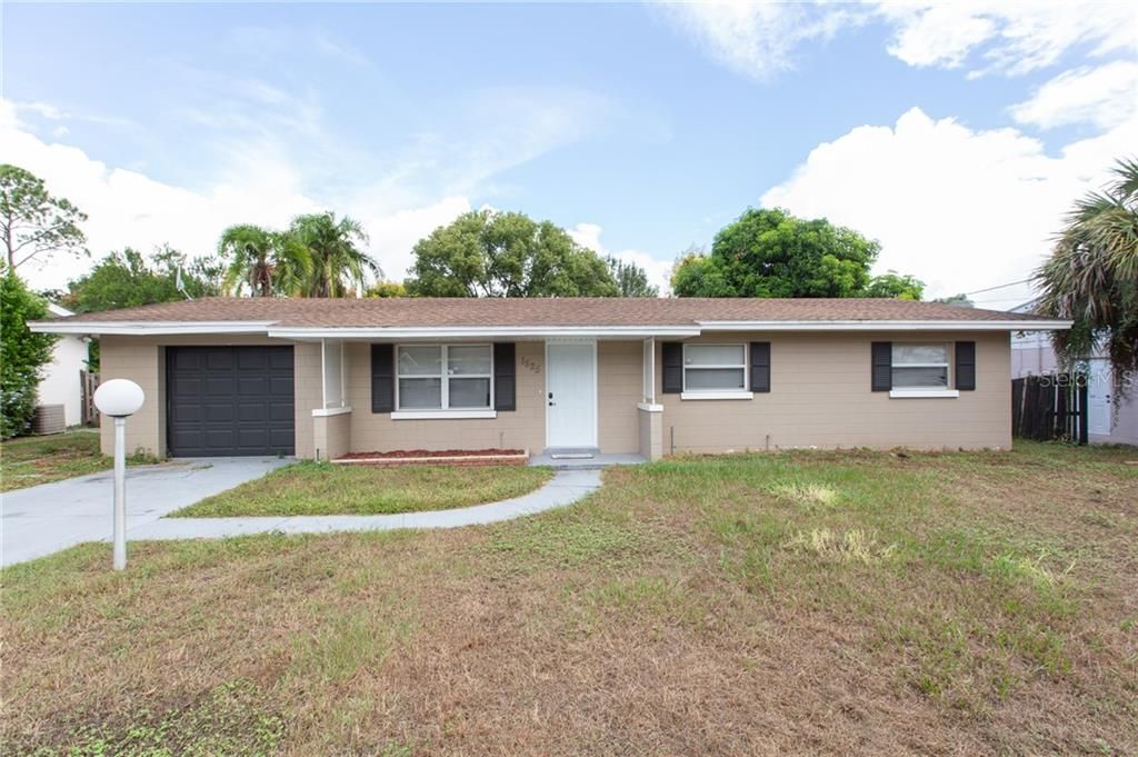 Welcome home to 1525 Avenue G. NE, Winter Haven, Florida !!!