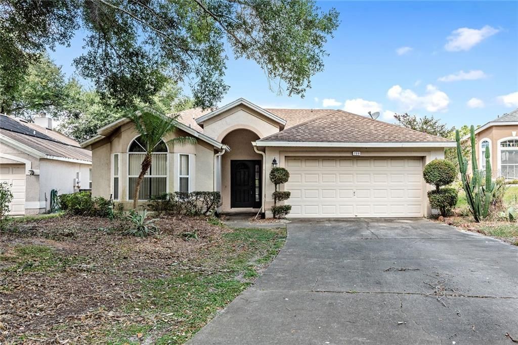 Whether you are an investor, looking for a starter home or looking to downsize this Lovely 3BD/2BA is absolutely PERFECT! Located in the Established Errol Estates community on a Quiet Cul-de-sac and backs into a GOLF COURSE!