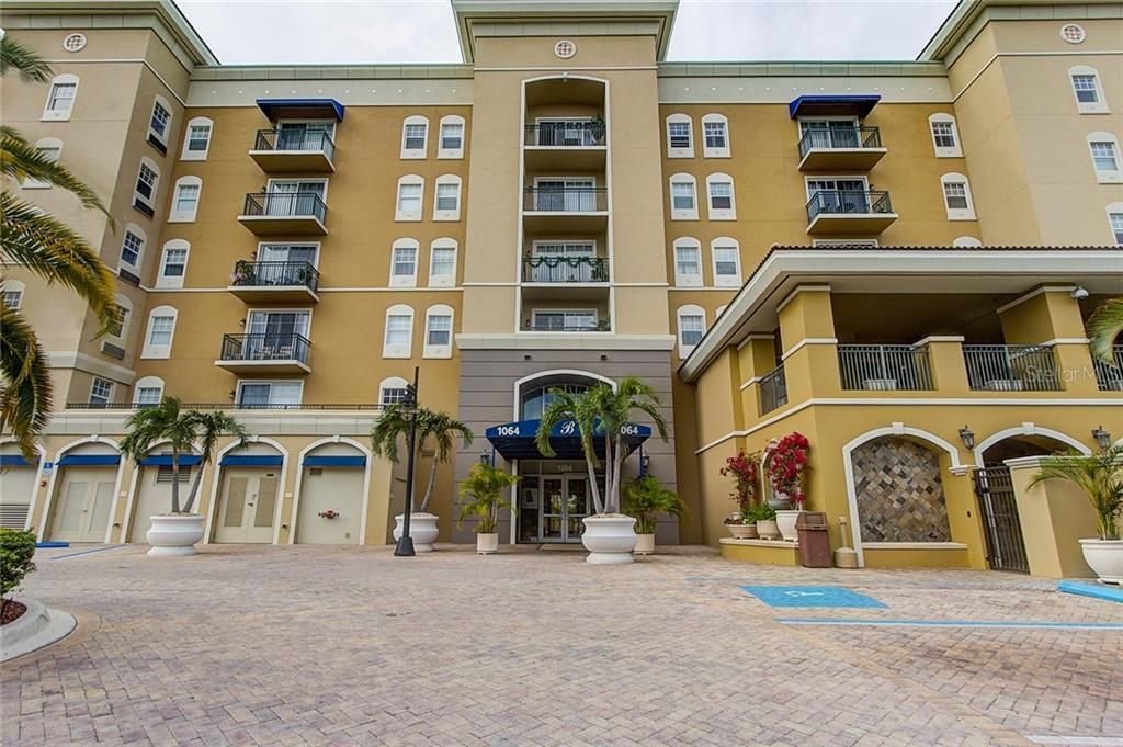 Recently Sold: $275,000 (2 beds, 2 baths, 1051 Square Feet)