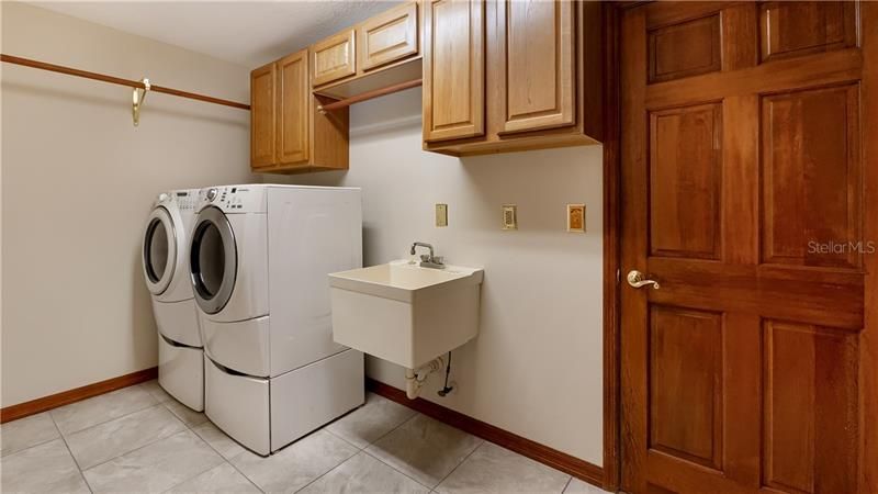 Large laundry room with sink and washer - dryer