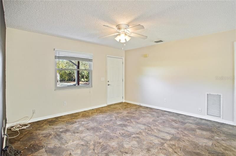 Recently Sold: $115,000 (2 beds, 1 baths, 938 Square Feet)