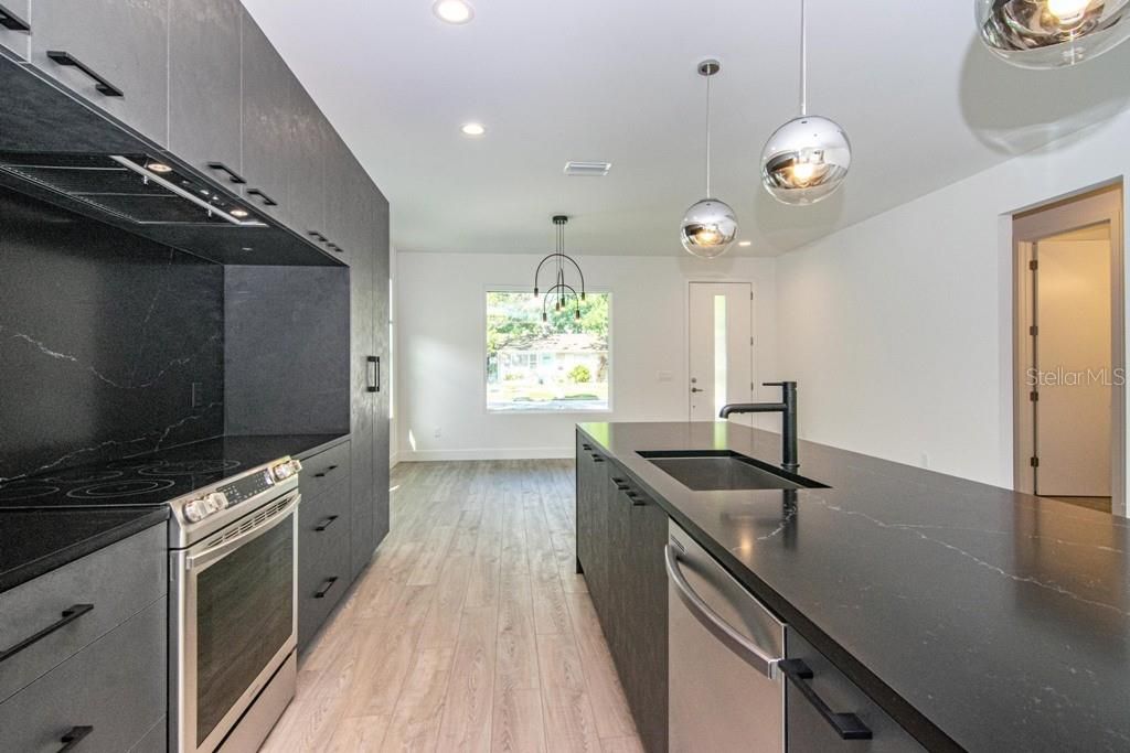 Recently Sold: $460,000 (3 beds, 2 baths, 1864 Square Feet)