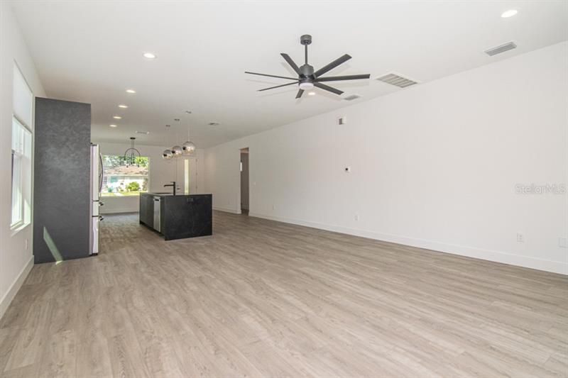 Recently Sold: $460,000 (3 beds, 2 baths, 1864 Square Feet)