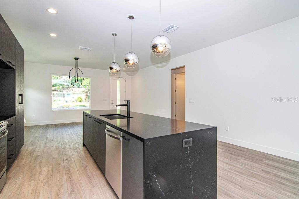 Recently Sold: $460,000 (3 beds, 2 baths, 1864 Square Feet)