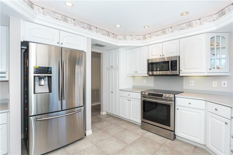 Updated light & bright kitchen with stainless appliances