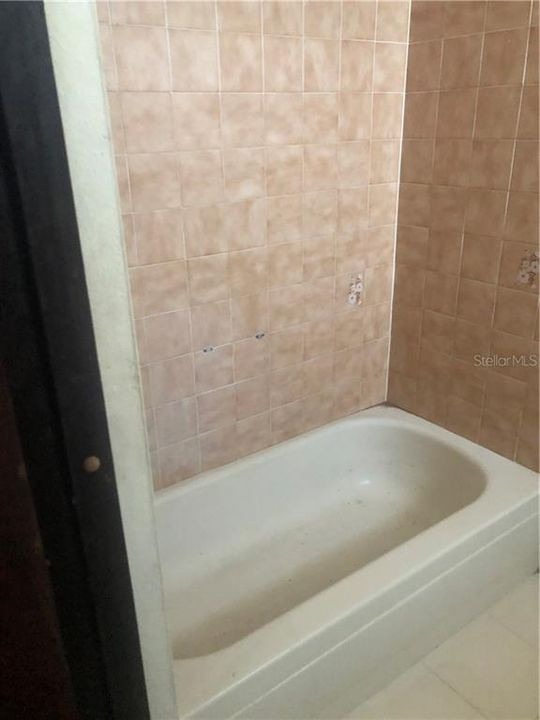 Vendido Recientemente: $105,000 (4 camas, 3 baños, 1721 Pies cuadrados)