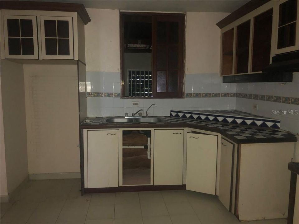 Vendido Recientemente: $105,000 (4 camas, 3 baños, 1721 Pies cuadrados)