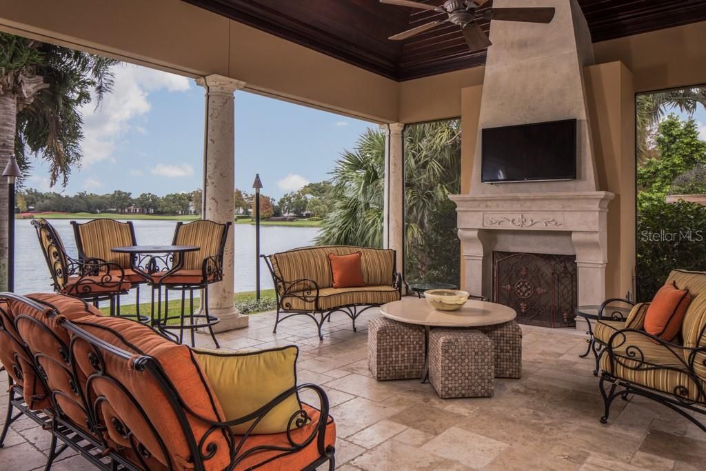 The large, automatic screens along the back of the Palapa raise to open the space to Hourglass Lake. Watch your favorite game on the mounted TV or the Isleworth golfers with views across the water of Holes 12 and 13.