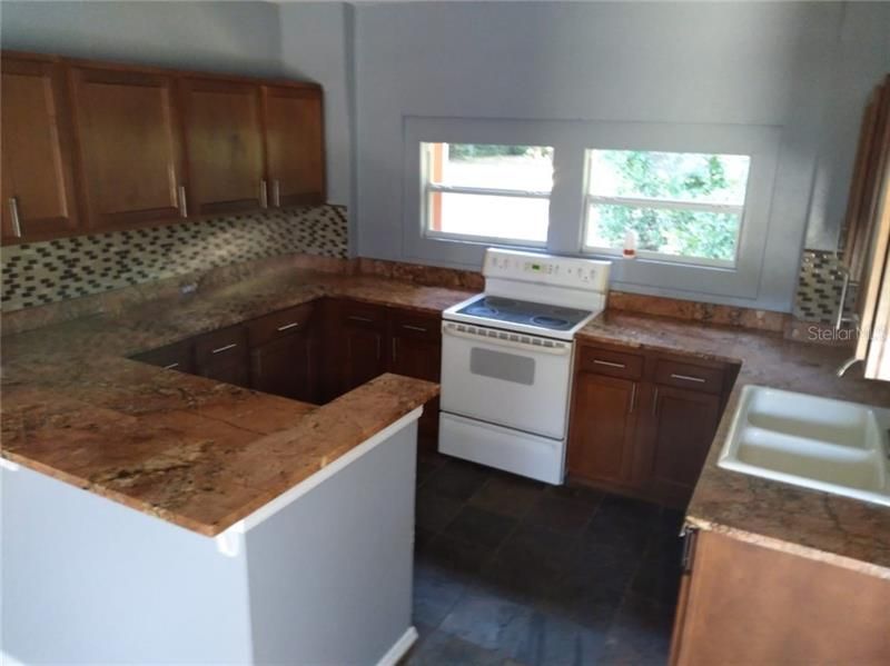 Recently Rented: $1,400 (3 beds, 2 baths, 1300 Square Feet)