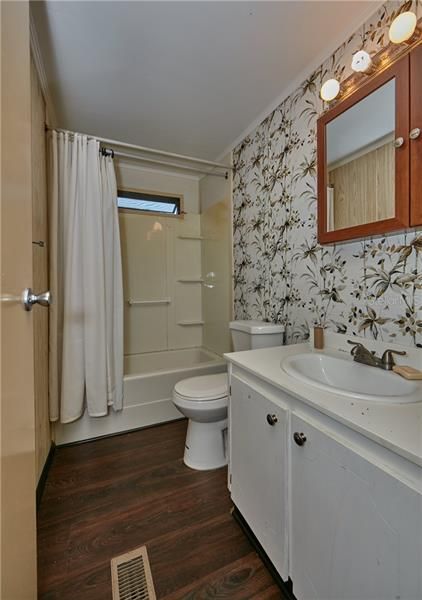 最近售出: $125,000 (2 贝兹, 1 浴室, 736 平方英尺)