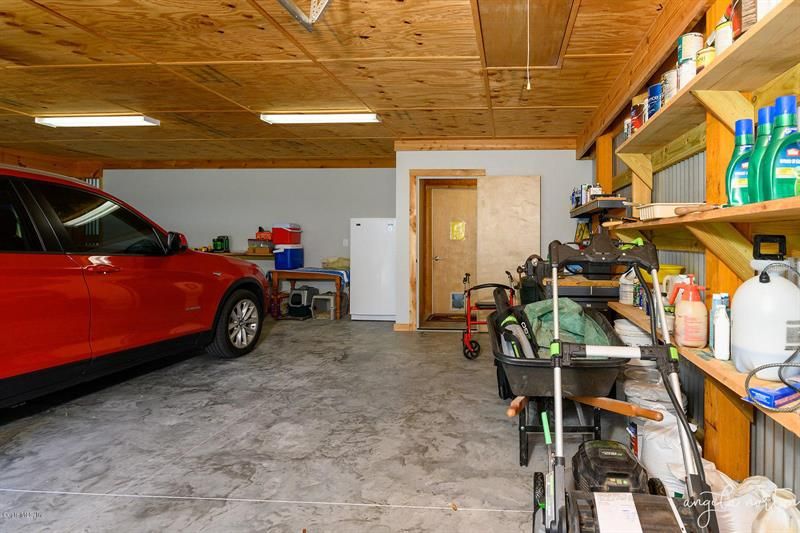 23 garage interior