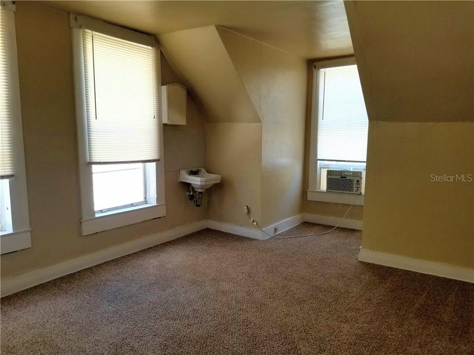 Recently Rented: $895 (2 beds, 1 baths, 1000 Square Feet)