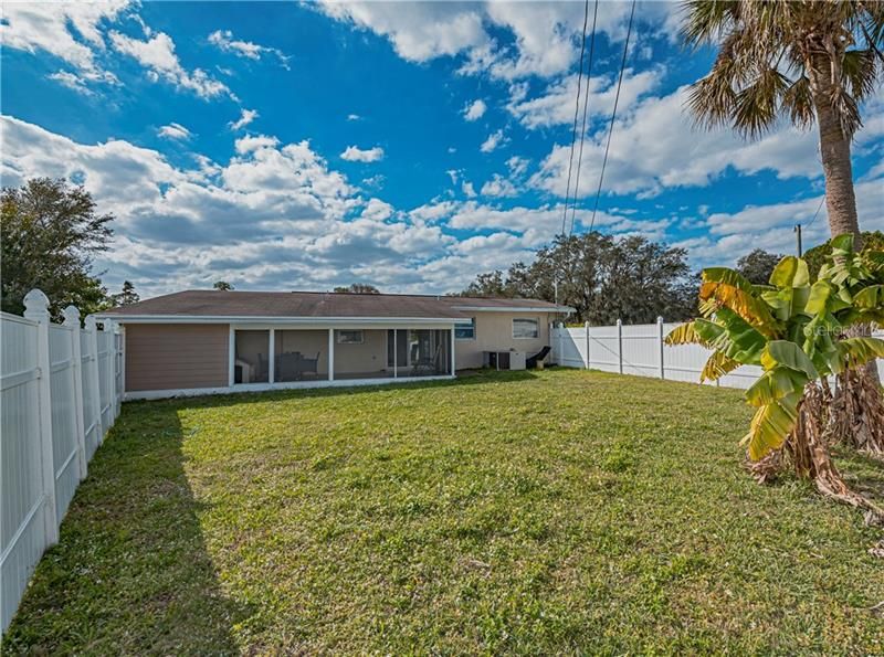 Vinyl privacy fence