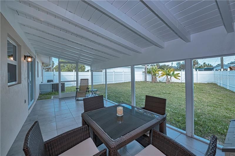 Huge lanai with privacy!