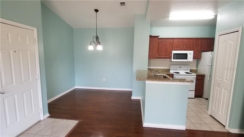 Recently Rented: $1,200 (2 beds, 1 baths, 927 Square Feet)