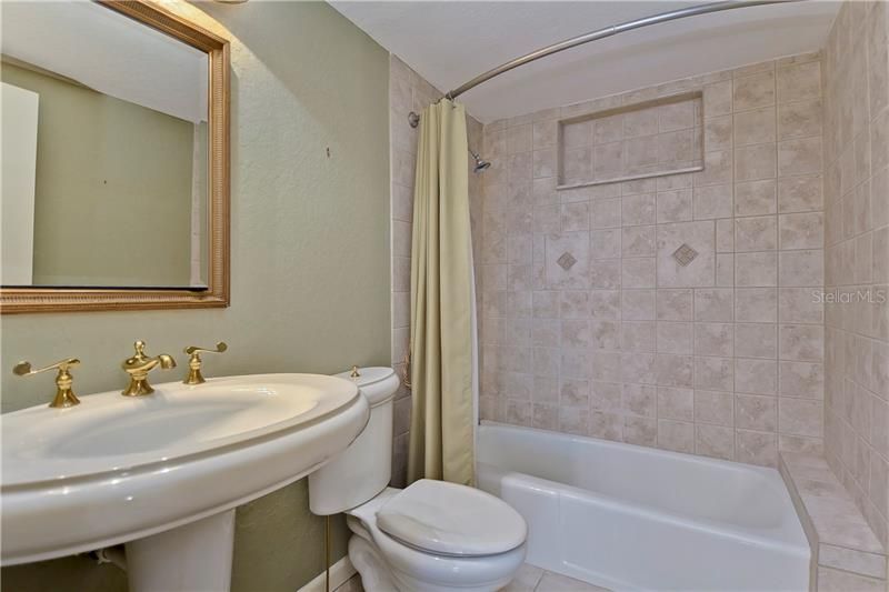 最近售出: $349,900 (3 贝兹, 2 浴室, 2563 平方英尺)