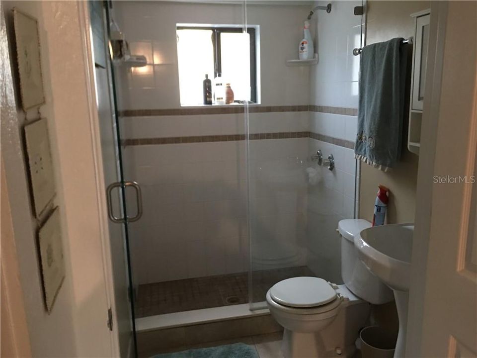 For Rent: $1,900 (1 beds, 1 baths, 1032 Square Feet)