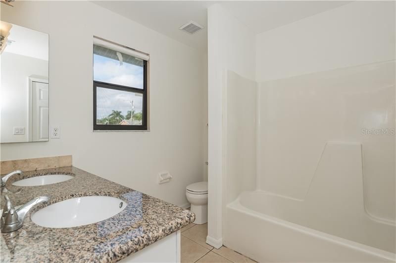 最近售出: $165,000 (3 贝兹, 2 浴室, 1212 平方英尺)