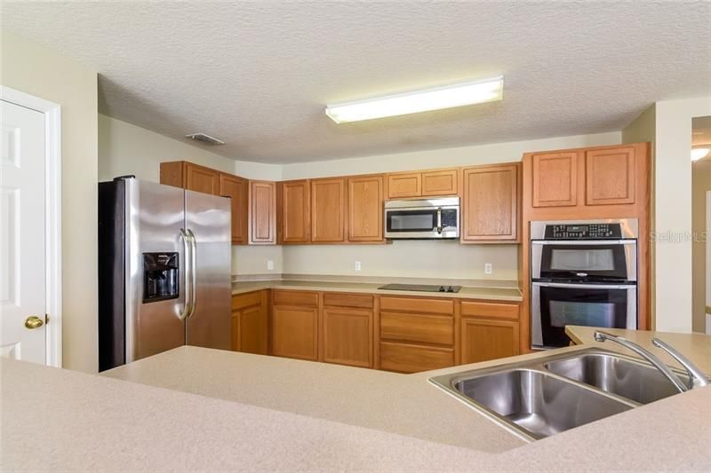 Recently Rented: $1,595 (3 beds, 2 baths, 2216 Square Feet)