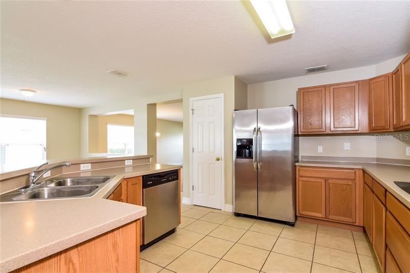 Recently Rented: $1,595 (3 beds, 2 baths, 2216 Square Feet)