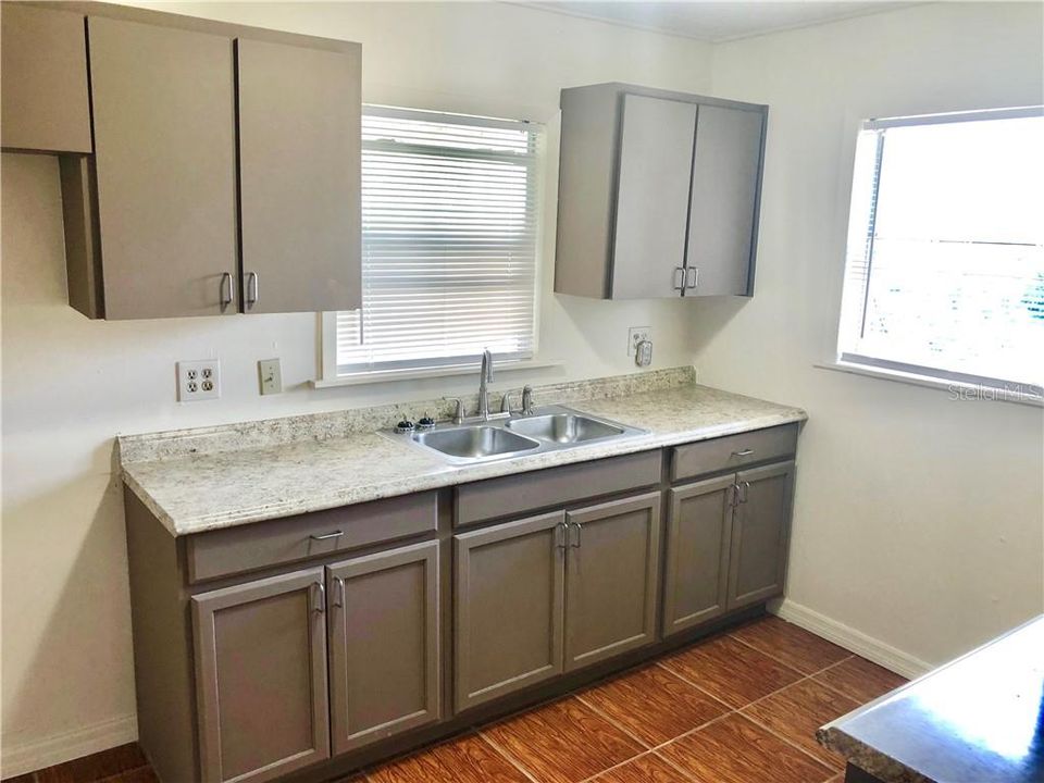 Recently Rented: $950 (2 beds, 1 baths, 696 Square Feet)