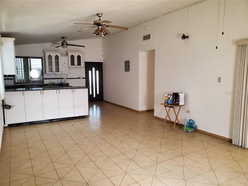 Vendido Recientemente: $176,000 (3 camas, 3 baños, 1605 Pies cuadrados)