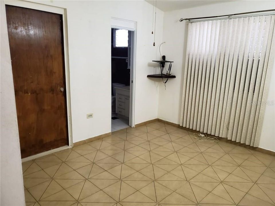 Vendido Recientemente: $176,000 (3 camas, 3 baños, 1605 Pies cuadrados)