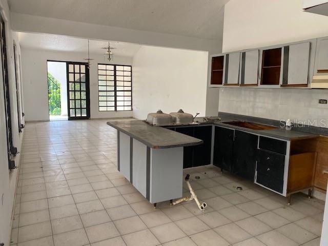 Vendido Recientemente: $112,000 (3 camas, 2 baños, 2000 Pies cuadrados)