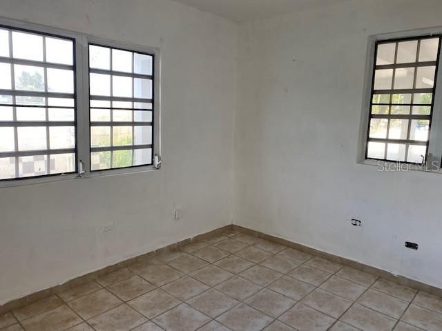 Vendido Recientemente: $112,000 (3 camas, 2 baños, 2000 Pies cuadrados)