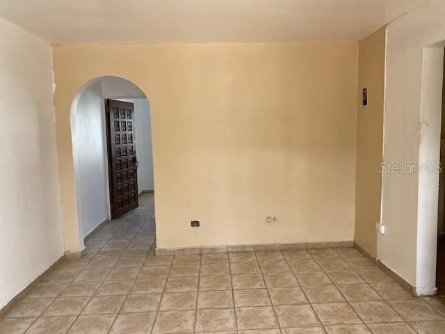 Vendido Recientemente: $112,000 (3 camas, 2 baños, 2000 Pies cuadrados)