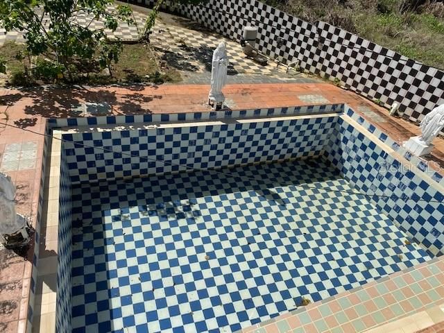 Vendido Recientemente: $112,000 (3 camas, 2 baños, 2000 Pies cuadrados)