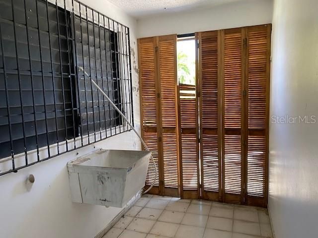 Vendido Recientemente: $112,000 (3 camas, 2 baños, 2000 Pies cuadrados)